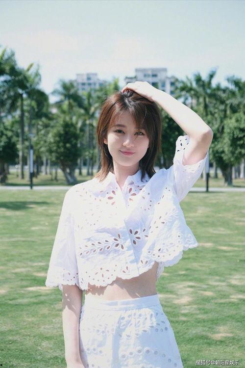 溪边吃瓜少女拍照,少女光影留痕