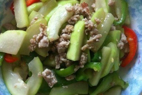 羊吃瓠瓜,田园生活的温馨一幕