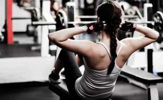 美国人健身房吃瓜,揭秘健身达人的饮食秘密