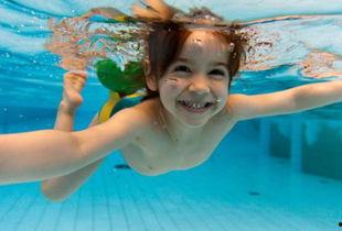 吃瓜中年大叔游泳