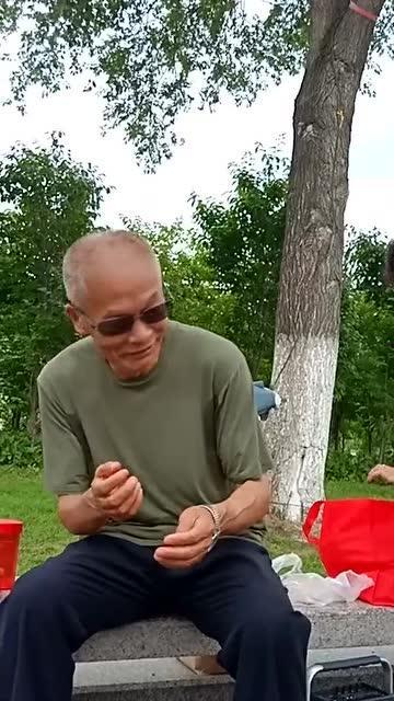 上海吃瓜大爷事件,网络热议背后的社会现象解析