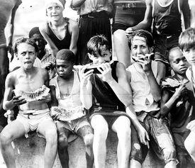 情侣拍照吃瓜群众,甜蜜瞬间成焦点